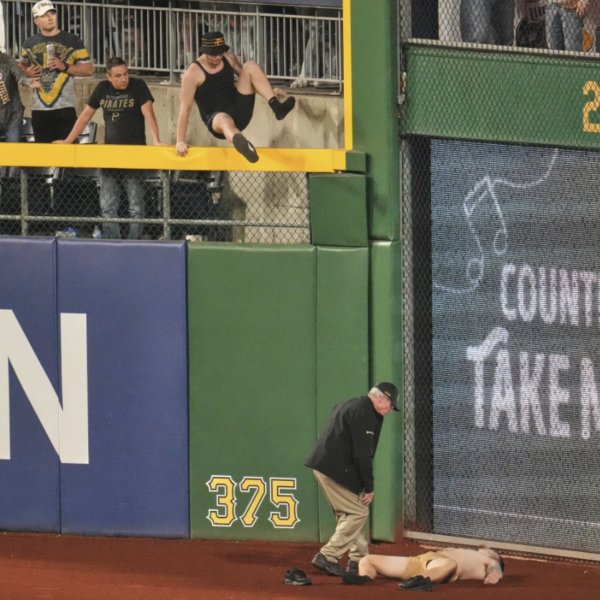 Aficionado cae desde el muro del PNC Park durante juego de los Pirates