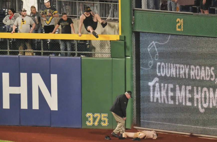 Aficionado cae desde el muro del PNC Park durante juego de los Pirates