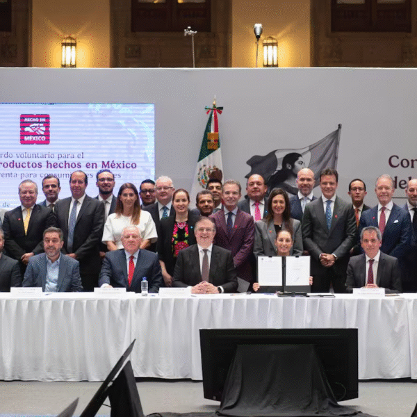 ¡Tiendas de autoservicio y departamentales! Sheinbaum firma acuerdo para aumentar la venta de productos hechos en México