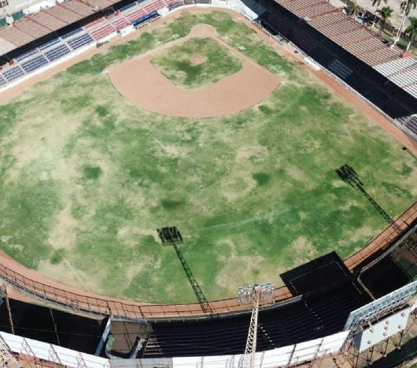 Durazo se compromete a renovar el estadio ‘Ciclón’ Echeverría en Navojoa tras salida de los Mayos