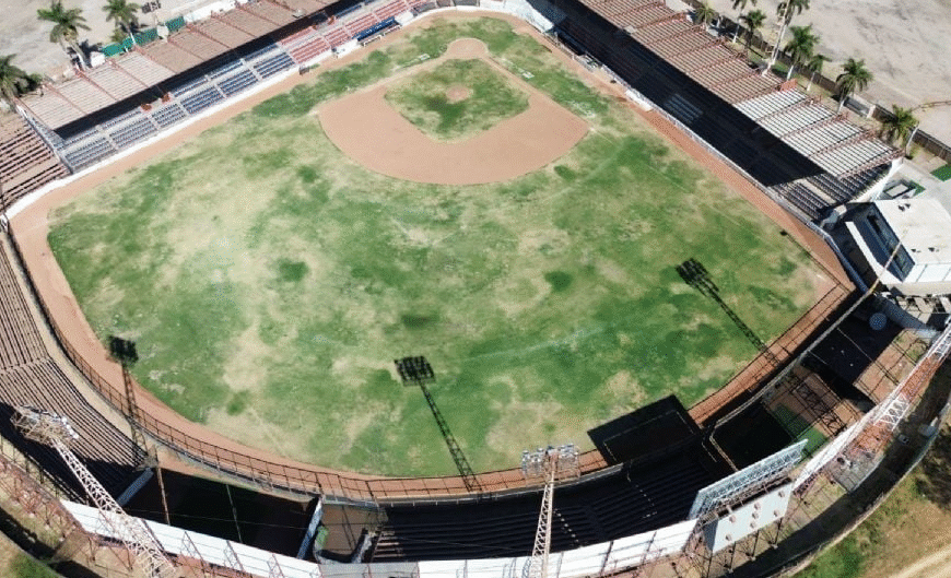 Durazo se compromete a renovar el estadio ‘Ciclón’ Echeverría en Navojoa tras salida de los Mayos