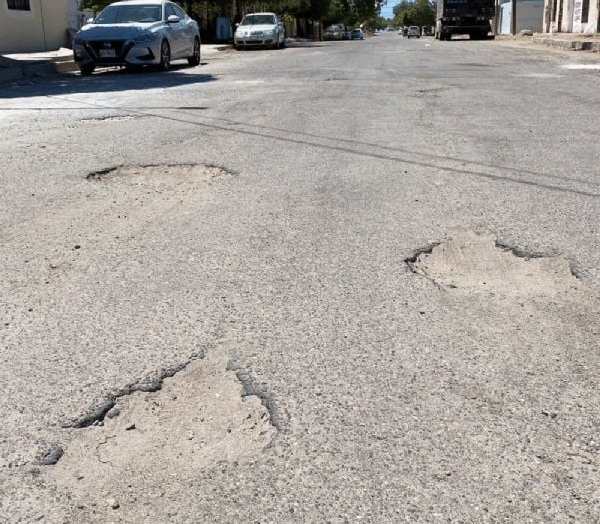 Vecinos de la calle Corregidora en Navojoa exigen trabajos de bacheo ante severo deterioro