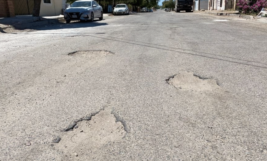 Vecinos de la calle Corregidora en Navojoa exigen trabajos de bacheo ante severo deterioro