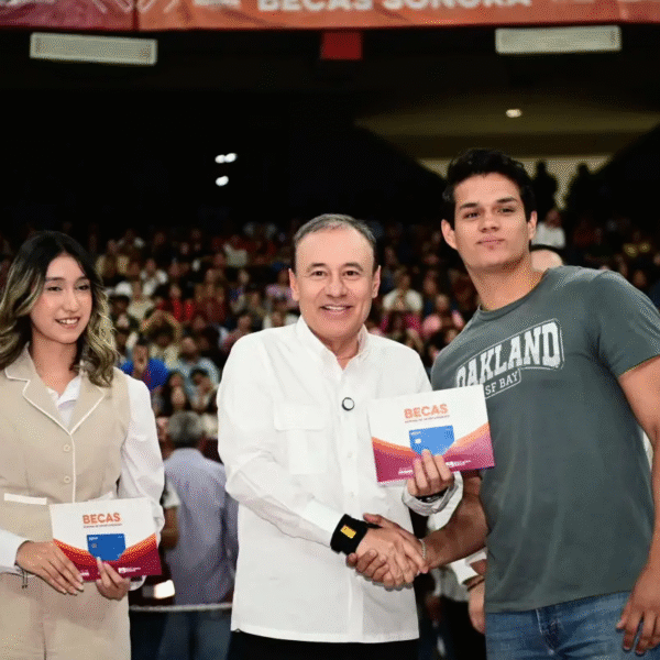 Alfonso Durazo entrega más de 10 mil becas a universitarios de Sonora