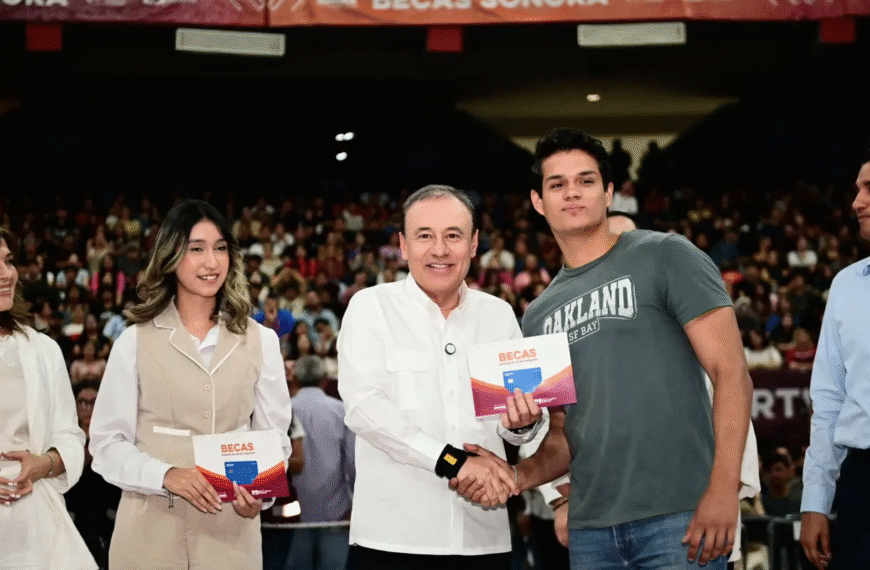 Alfonso Durazo entrega más de 10 mil becas a universitarios de Sonora