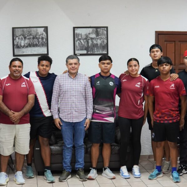 Se reúne alcalde ‘Beto’ Vázquez con atletas huatabampenses que participarán en la Olimpiada Nacional CONADE 2025