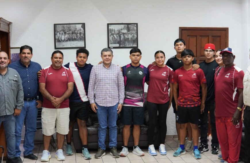 Se reúne alcalde ‘Beto’ Vázquez con atletas huatabampenses que participarán en la Olimpiada Nacional CONADE 2025