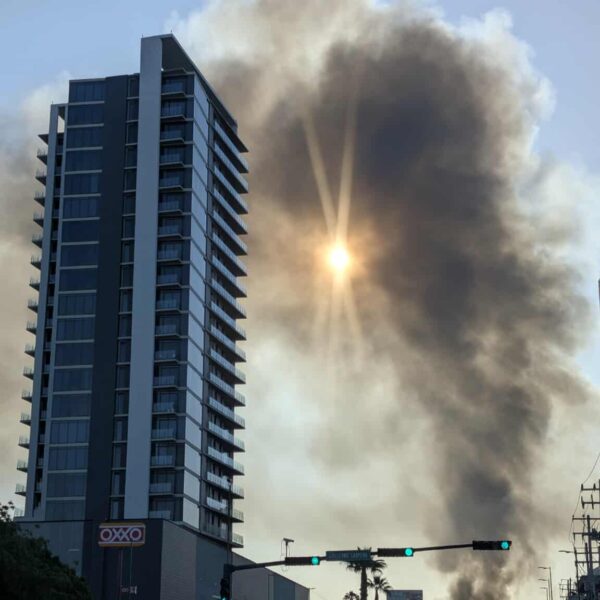 Explosiones y fuerte incendio movilizan a bomberos en Hermosillo