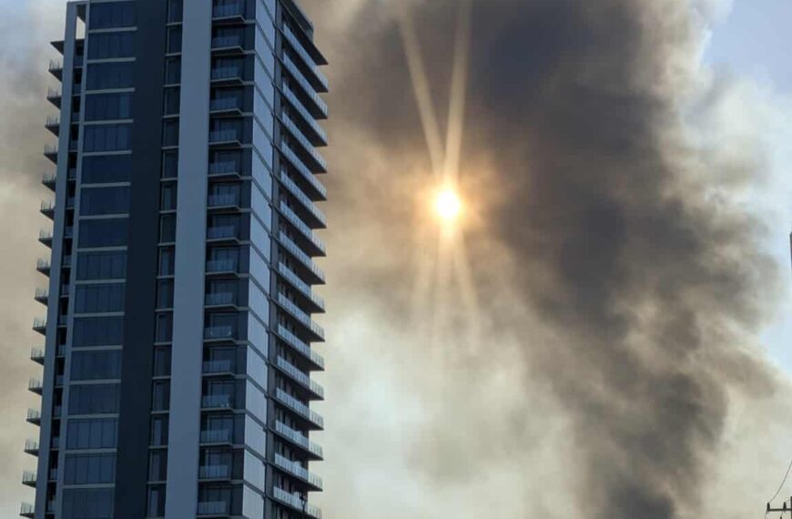 Explosiones y fuerte incendio movilizan a bomberos en Hermosillo
