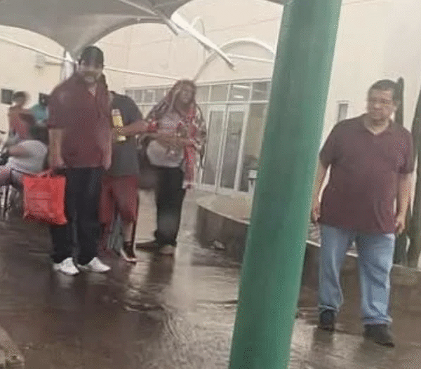Derechohabientes del IMSS en Navojoa esperan bajo la lluvia sin ser resguardados