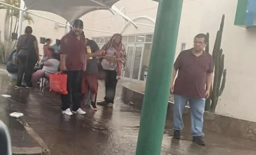 Derechohabientes del IMSS en Navojoa esperan bajo la lluvia sin ser resguardados