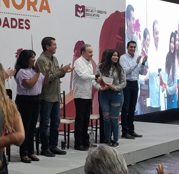 Gobernador Alfonso Durazo entrega becas a más de 3,400 jóvenes del sur de Sonora