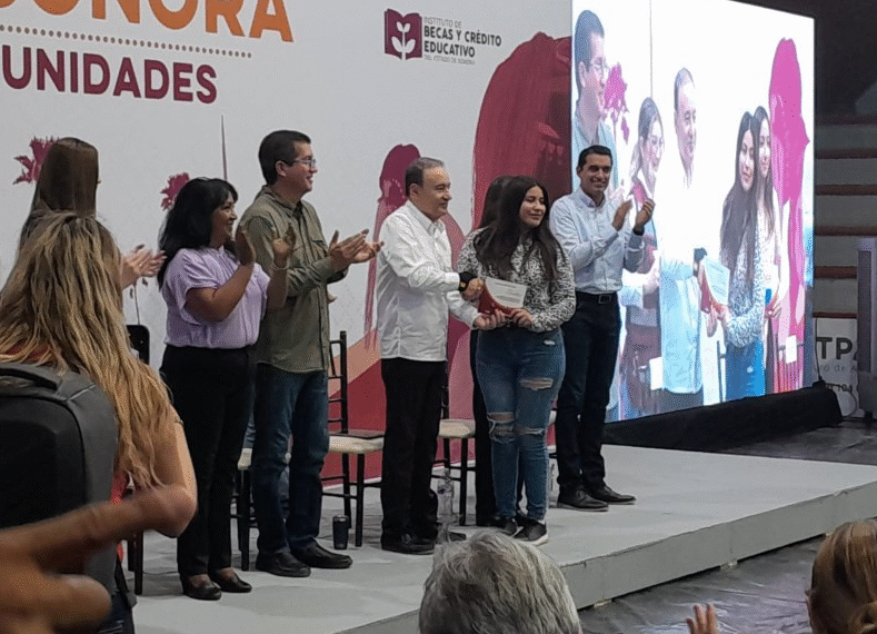 Gobernador Alfonso Durazo entrega becas a más de 3,400 jóvenes del sur de Sonora