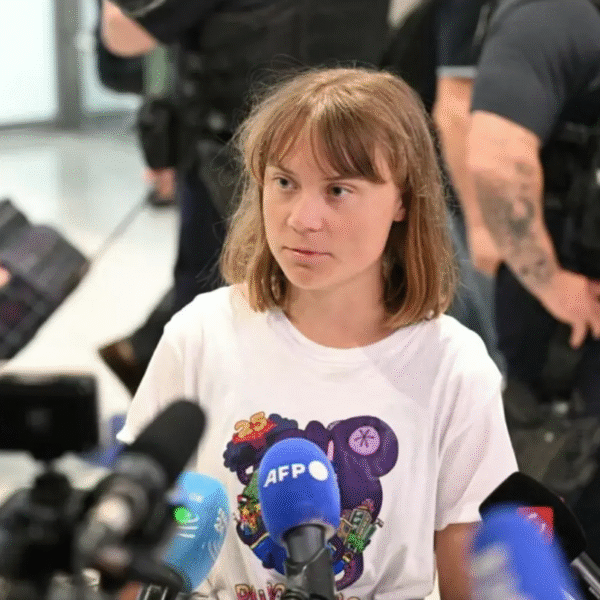 Greta Thunberg acusa a Israel de “genocidio” tras ser deportada por intentar llevar ayuda humanitaria a Gaza