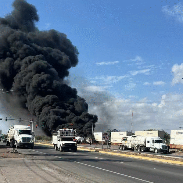 Fuerte incendio en Ciudad Obregón tras choque entre pipa y tren