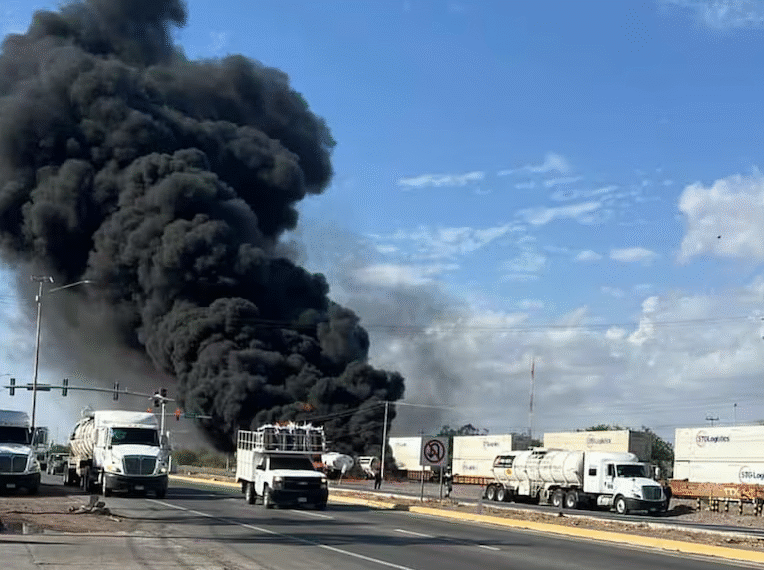 Fuerte incendio en Ciudad Obregón tras choque entre pipa y tren