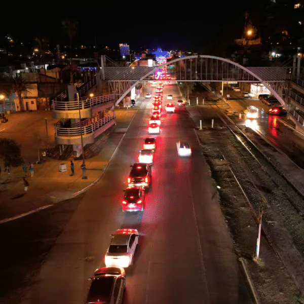 Hasta tres horas de espera en garitas de Nogales tras festejos del 4 de julio