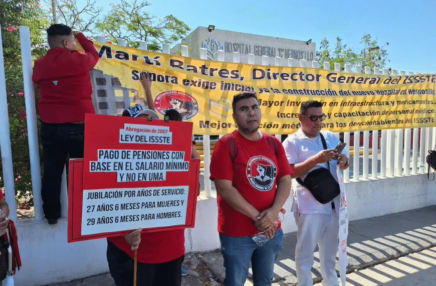 Maestros protestan frente al Issste en Hermosillo: exigen hospital de tercer nivel y diálogo con autoridades