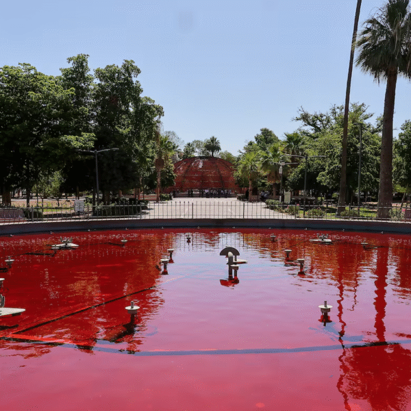 Protesta tiñe de rojo la fuente del Parque Madero por feminicidios en Miguel Alemán