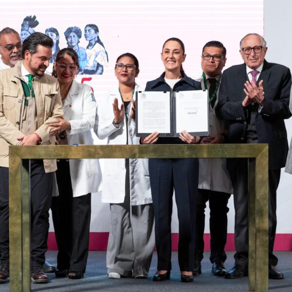 Claudia Sheinbaum firma decreto para incorporar hospitales rurales al IMSS y garantizar atención médica universal