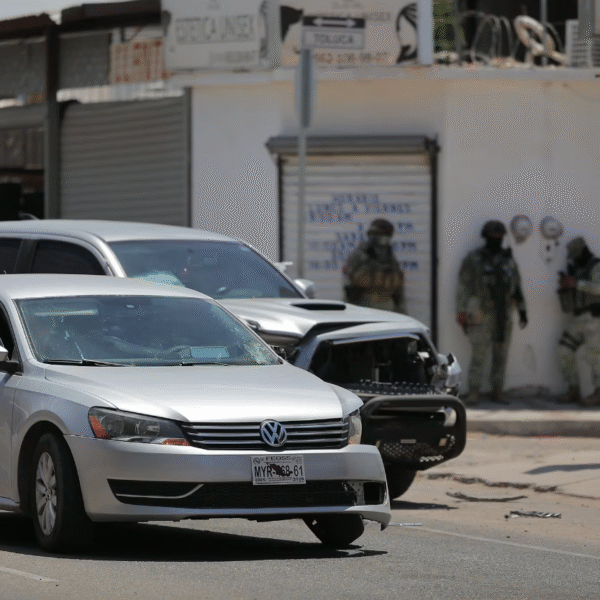 Persecución policiaca en la colonia Sahuaro termina en choque; sospechoso armado intentó huir pero fue detenido
