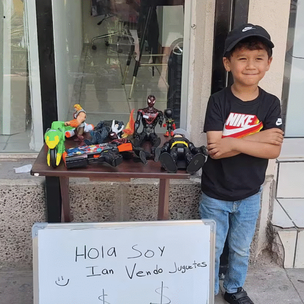 Con solo 5 años, Ian emprende en Hermosillo para apoyar con útiles escolares