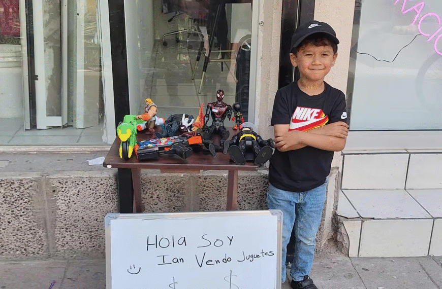 Con solo 5 años, Ian emprende en Hermosillo para apoyar con útiles escolares