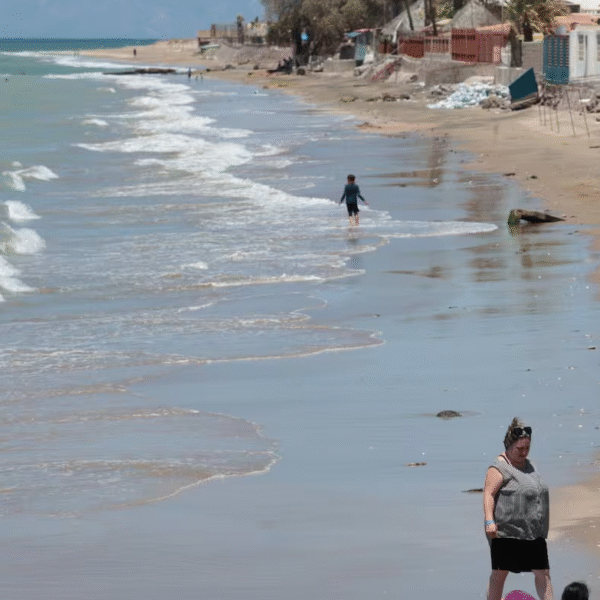 Protección Civil y Bomberos vigilan a bañistas ante marea alta en Bahía de Kino