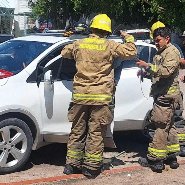 Rescatan a menor de un año encerrado en vehículo estacionado en guardería de Hermosillo
