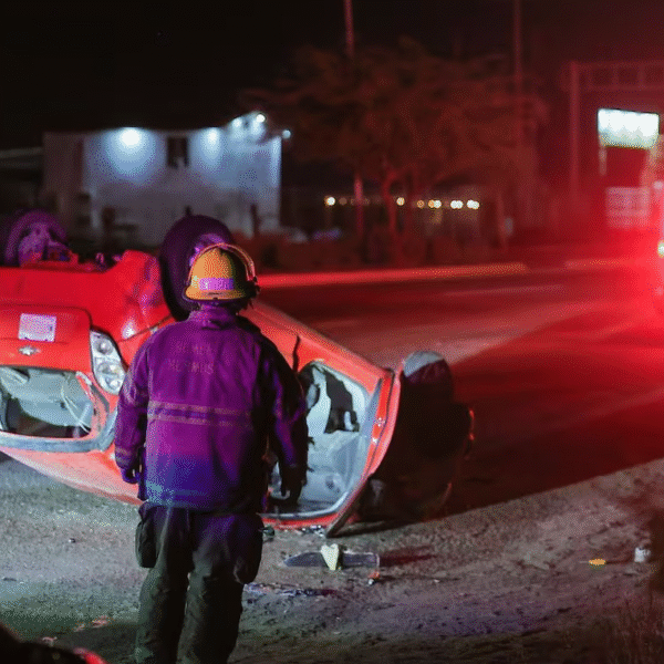 Se vuelca vehículo en carretera a Nogales; tres personas resultan con lesiones leves