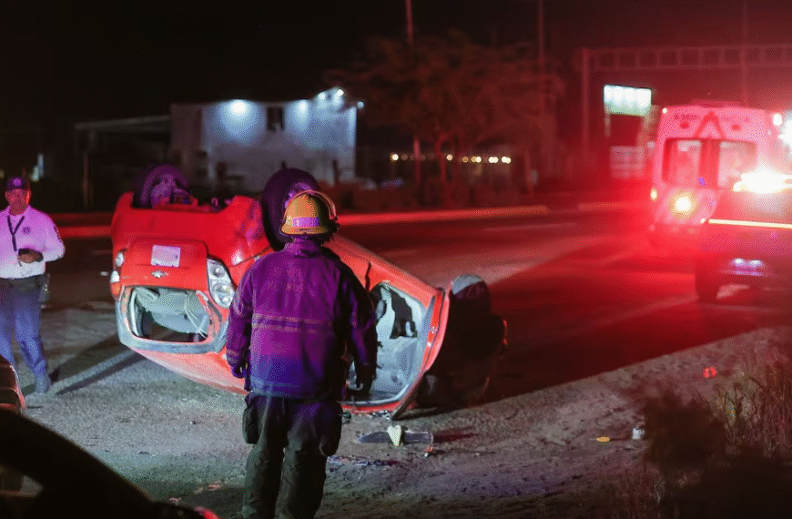 Se vuelca vehículo en carretera a Nogales; tres personas resultan con lesiones leves