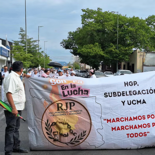 Personal del IMSS en Sonora marcha para exigir recuperación de su sistema de jubilación y pensiones