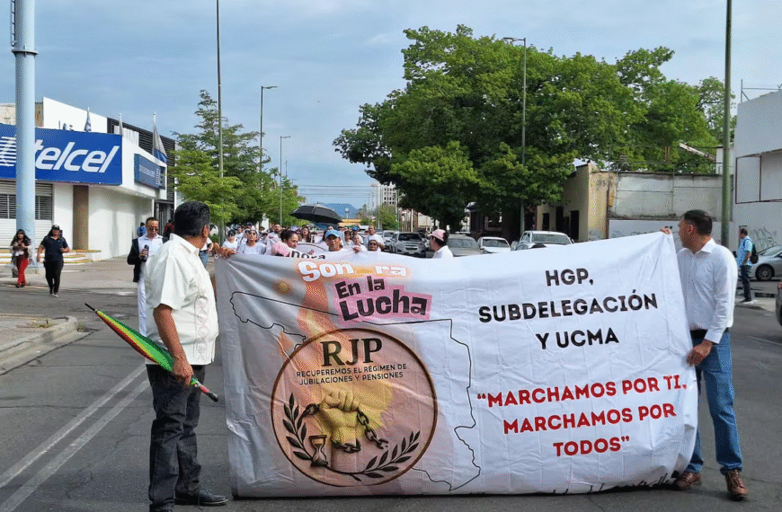 Personal del IMSS en Sonora marcha para exigir recuperación de su sistema de jubilación y pensiones