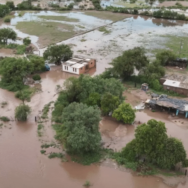 Lluvia de 80 milímetros provoca inundaciones en la Comisaría de Bacabachi, Navojoa