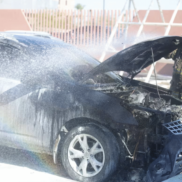 Incendio consume vehículo en el estacionamiento de la Casa de la Cultura en Hermosillo