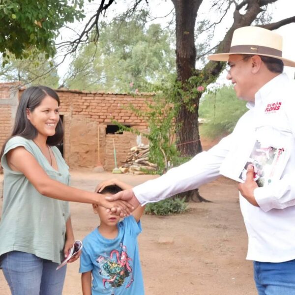 Ramón Flores entrega personalmente su informe legislativo en municipios del Distrito 04