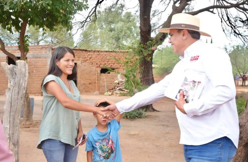 Ramón Flores entrega personalmente su informe legislativo en municipios del Distrito 04