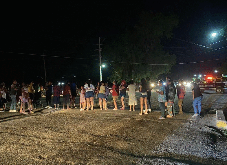 Desesperación en Etchojoa: colonos bloquean carretera por falta de luz eléctrica