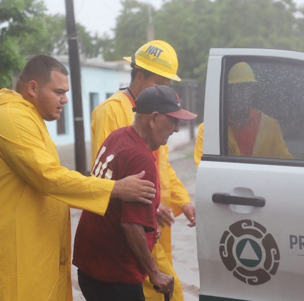 Evacuan a familias en el sur de Sonora por lluvias intensas