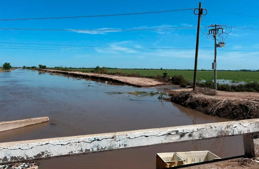 Inician tandeos de agua en Huatabampo para evitar colapso en drenajes
