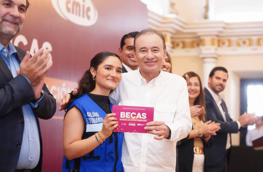 Impulsa gobernador Durazo profesionalización de jóvenes en la industria con entrega de becas