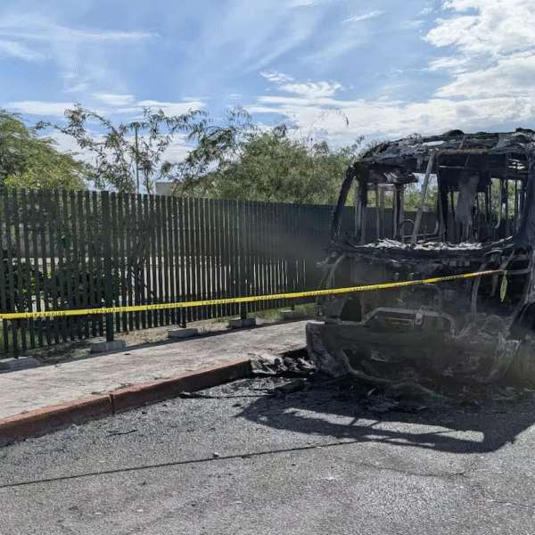 Camión urbano se incendia en Hermosillo: no hubo heridos, pero quedó reducido a cenizas