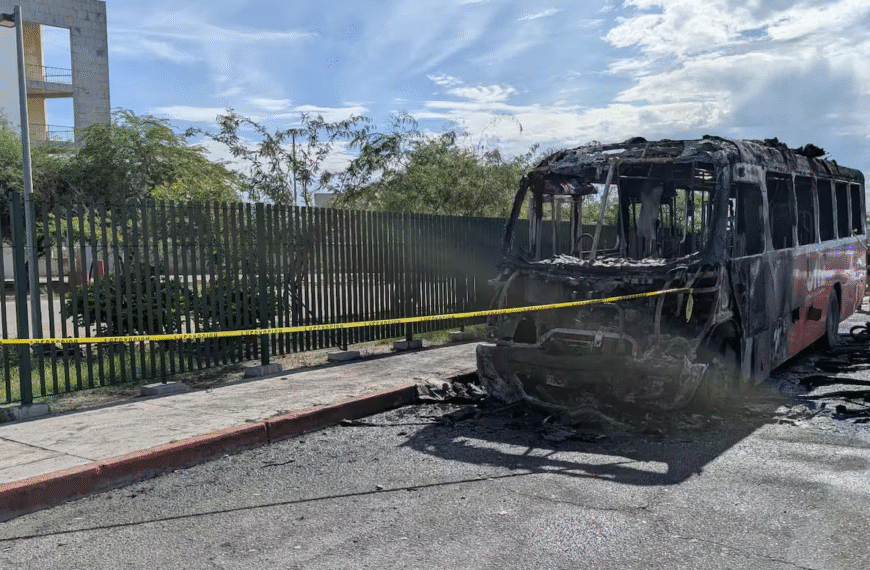 Camión urbano se incendia en Hermosillo: no hubo heridos, pero quedó reducido a cenizas
