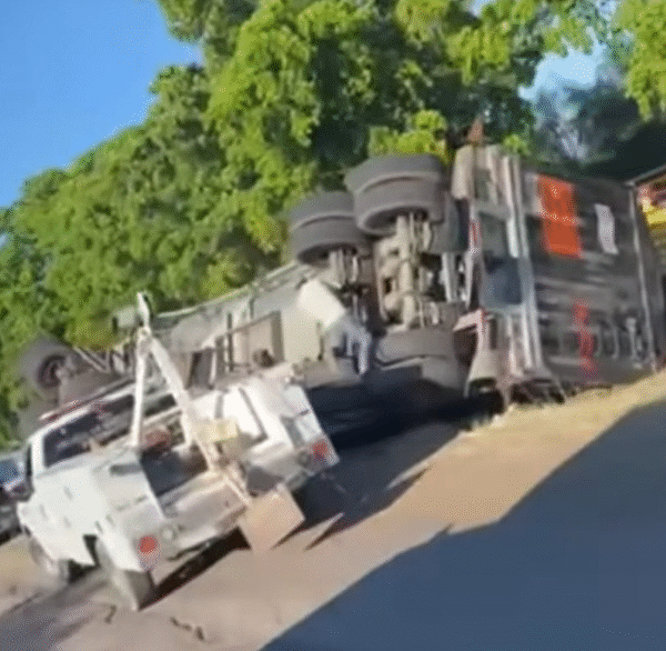 Accidente en la carretera Huatabampo–Navojoa: tráiler pierde caja con trigo