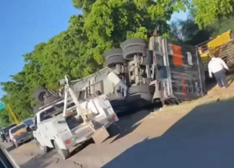 Accidente en la carretera Huatabampo–Navojoa: tráiler pierde caja con trigo