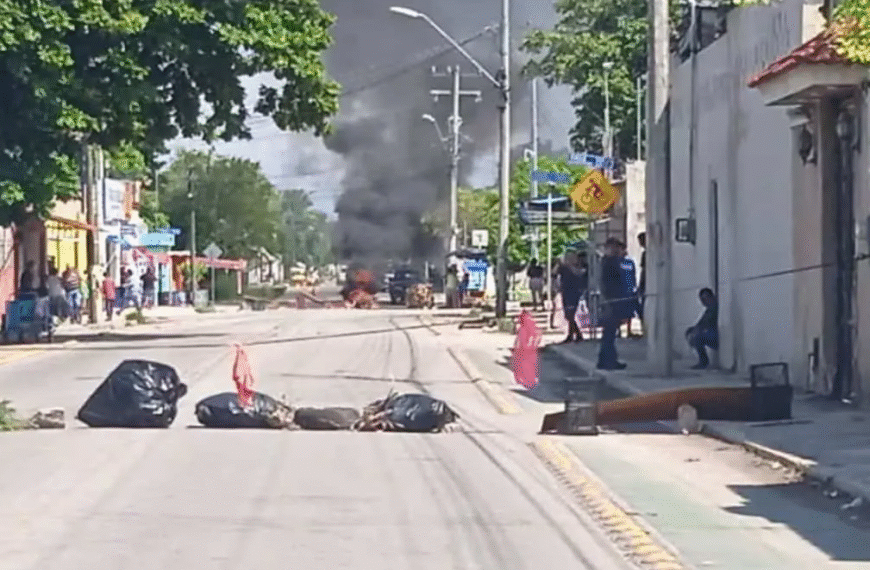 Vecinos de Mérida bloquean calles tras megapagón