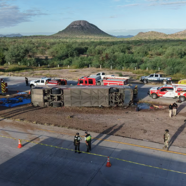 Investigan volcamiento de autobús en la carretera Hermosillo–Guaymas: choferes huyeron del lugar