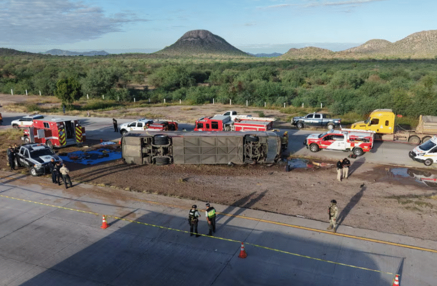 Investigan volcamiento de autobús en la carretera Hermosillo–Guaymas: choferes huyeron del lugar