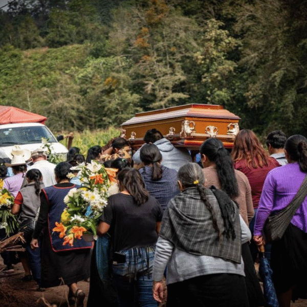 Búsqueda sin descanso: familias velan restos tras lluvias en Puebla