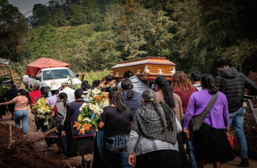 Búsqueda sin descanso: familias velan restos tras lluvias en Puebla